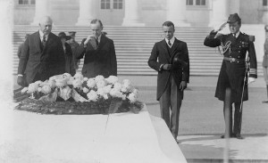 800px-Secretary_of_War_John_Weeks,_Pres._Calvin_Coolidge,_and_Asst._Secretary_of_the_Navy_Theodore_Roosevelt,_Jr.,_at_Tomb_of_the_Unknown_Soldier,_Armistice_Day
